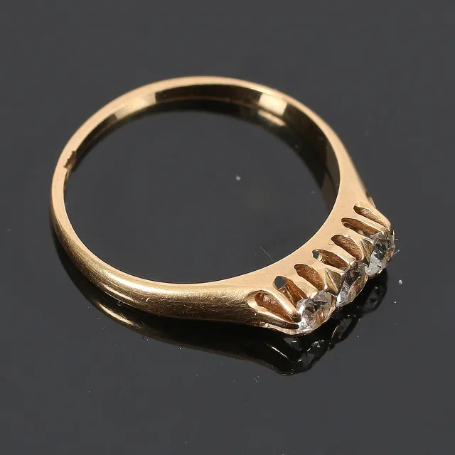 RING, 18k guld, med tre diamaneter tot. 0,06 ct. Ceson, Göteborg. 1957. Bruttovikt 2,4 gram.