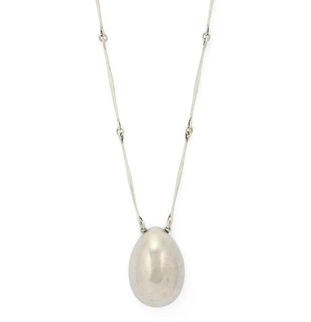 A necklace set with a pear-shaped pendant of sterling silver. Design no. 122. Weight app. 72 g. Pendant L. 5.5 cm. L. 66 cm. Georg Jensen after 1945.