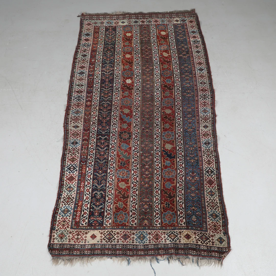 Antik persisk Qashkai tæppe. 244 x 123 cm. — Persian Carpets & Textiles — Bidstrup Auktioner