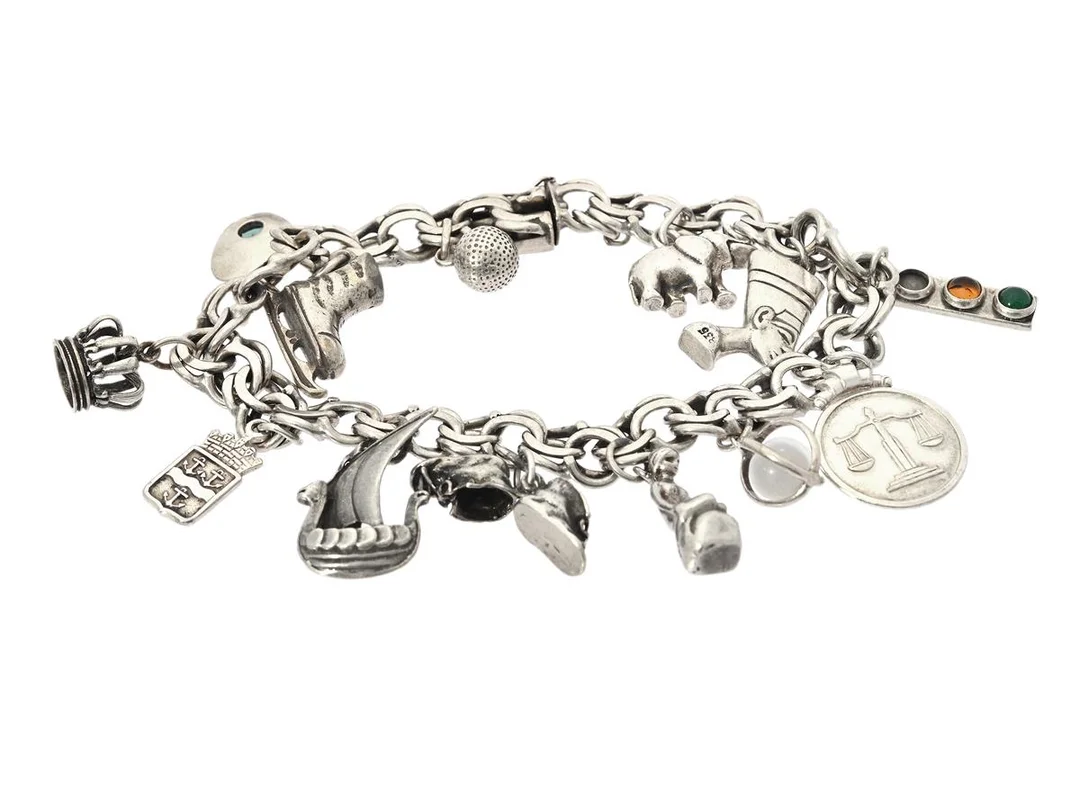 ARMBAND, silver, bismarcklänk, 13 hängen, längd ca 19 cm, kistlås, säkerhetsåtta, vikt ca 44,8 g. — Smycken/Armband — Kaplans