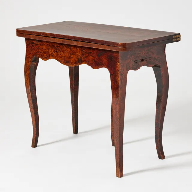 JACOB SJÖLIN (mästare i Köping och Kungsör 1767-1785/88), spelbord, rokoko av stockholmskvalitet, stämpelsignerat JAC: SJÖLIN. KÖPING. N:o 84, samt Köpings hallstämpel.