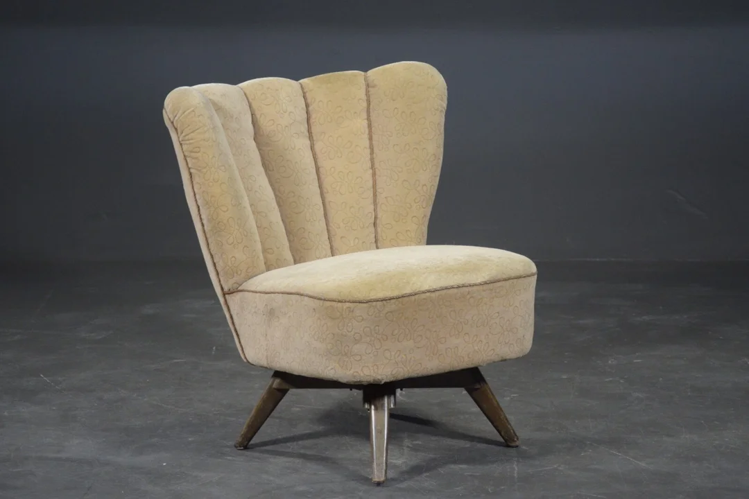 Ubekendt snedkermester. Lænestol overpolstret med velour, omkr. 1930'erne — Furniture/Lounge chairs — Lauritz