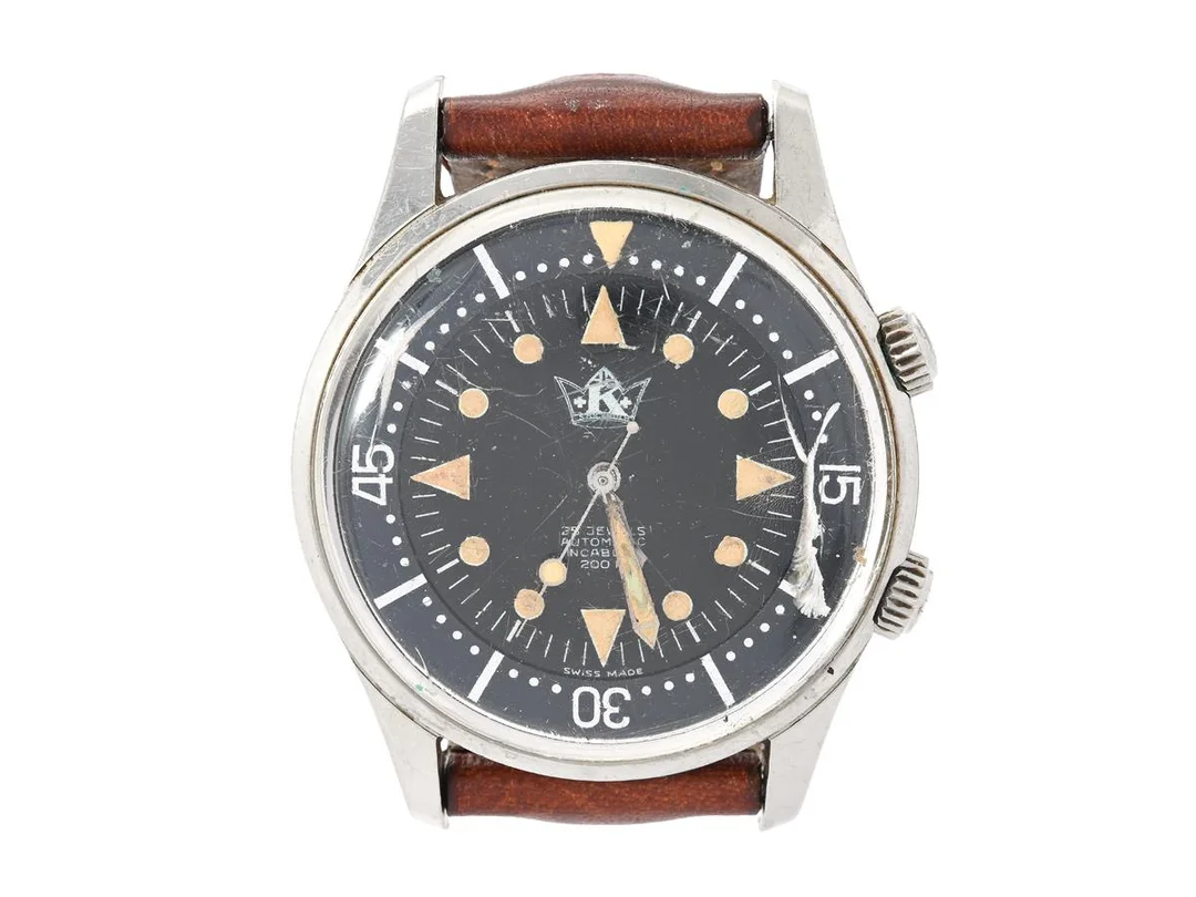 KRONOMETER STOCKHOLM, "Damas Marinograf", "Super Compressor", Cal 2451 (ETA), Boett nr. 3753 (1-61), herrur, 41,5 mm, stål, automatisk, plexiglas (skadat), skadad-renoverad urtavla/visare, servicebehov, vridbar innerring, läderband, ca 1961. — Klockor/Kronometer Stockholm — Kaplans