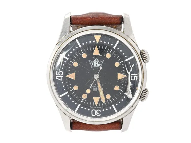 KRONOMETER STOCKHOLM, "Damas Marinograf", "Super Compressor", Cal 2451 (ETA), Boett nr. 3753 (1-61), herrur, 41,5 mm, stål, automatisk, plexiglas (skadat), skadad-renoverad urtavla/visare, servicebehov, vridbar innerring, läderband, ca 1961.
