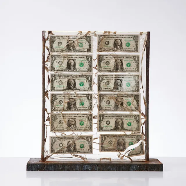 EVA BOSTRÖM (FÖDD 1954). "Finanskrisen 2008", signerad E Boström, glas/ dollarsedlar/ metall.