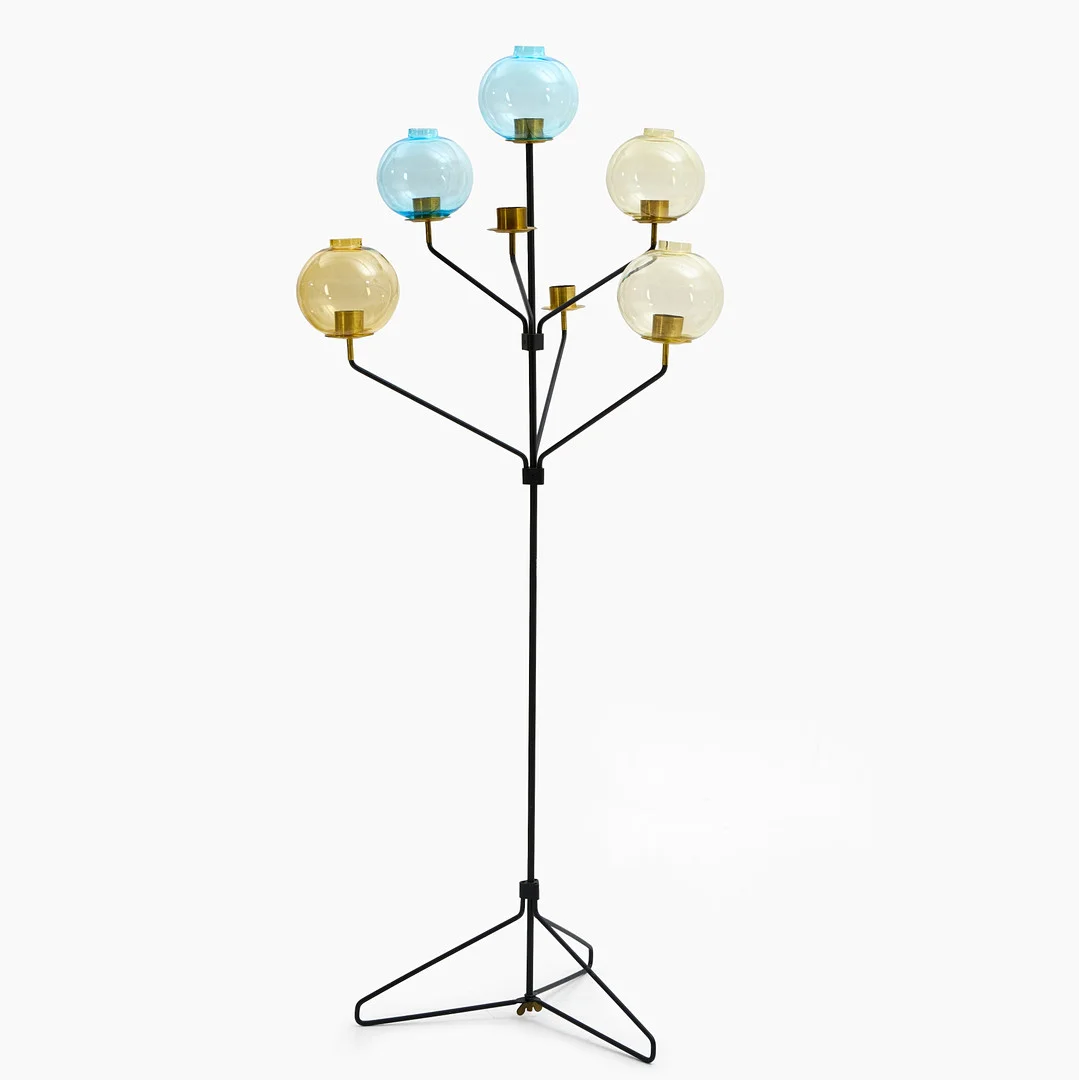 GOLVLJUSSTAKE, 7 ljuspunkter, svartlackerat smide och mässing, färgade glaskupor. 1960-tal. Möjligen Hans-Agne Jakobsson. — Candlesticks — Crafoord Auktioner Stockholm
