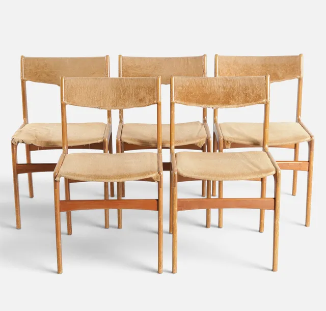 ERIK BUCH. Sæt på fem spisestole med stel af teak, sæde og ryg betrukket med velour. Fremstillet hos Anderstrup Møbelfabrik. Danmark, 1960-70'erne (5).