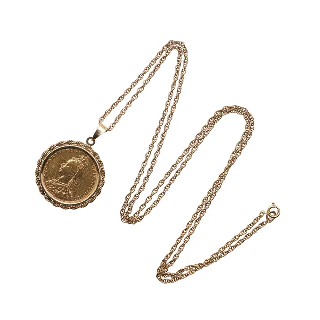 AN 1892 GOLD SOVEREIGN IN 9CT GOLD MOUNT AND CHAIN.