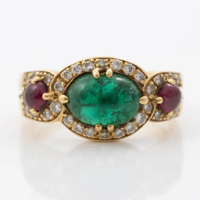 Ring, 18K guld med cabochonslipad smaragd och rubiner samt briljantslipade diamanter.