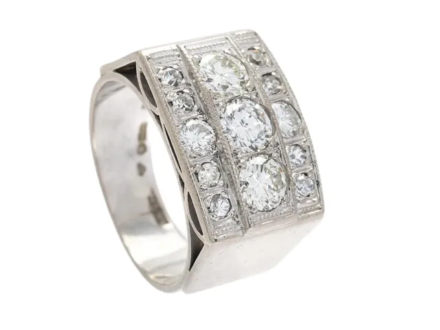 RING, 18K vitguld, briljant- och åttkantslipade diamanter ca 1,60 ctv, ca R-Cr/VS-P, Stockholm 1975, stl 17,75 mm, vikt 11,2 g, några diamanter har nagg och skador.