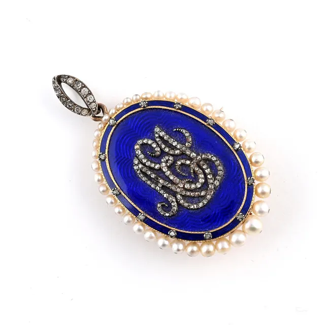 AN EDWARDIAN ENAMEL, DIAMOND AND PEARL MOURNING BROOCH PENDANT.
