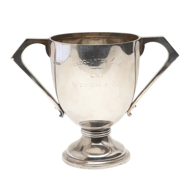 AN EARLY 20TH CENTURY TWIN HANDLED TROPHY CUP.