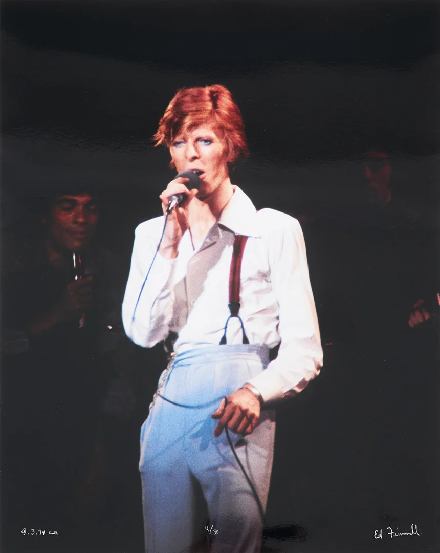 ED FINNELL (USA/SVERIGE, FÖDD 1956). David Bowie "Diamond Dogs Tour", C-print, 3 September 1974, Universal Ampitheatre, Los Angeles, signerad Ed Finnell, numrerad 4/50. — Photography — Stockholms Auktionsverk Sickla