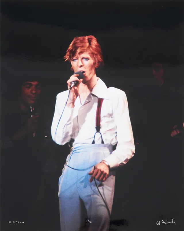 ED FINNELL (USA/SVERIGE, FÖDD 1956). David Bowie "Diamond Dogs Tour", C-print, 3 September 1974, Universal Ampitheatre, Los Angeles, signerad Ed Finnell, numrerad 4/50.