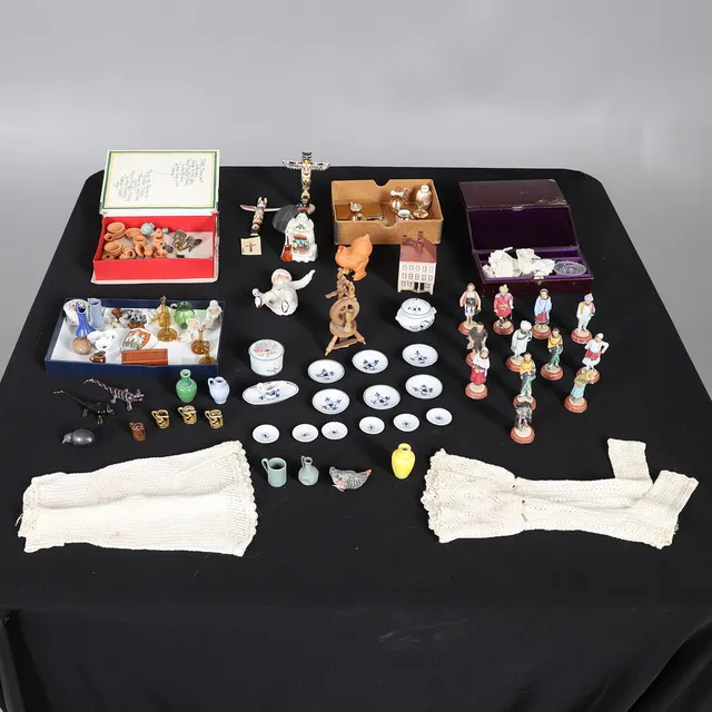 DOLLS HOUSE ITEMS & OTHER ASSORTED ITEMS.