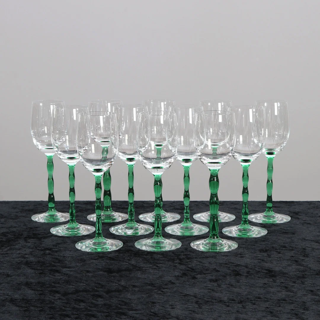 GUNNAR CYRÉN. VINGLAS, 12 ST. Glas med grön fot. "Nobel", Orrefors, märkta undertill. — Tableware — Skånes Auktionsverk