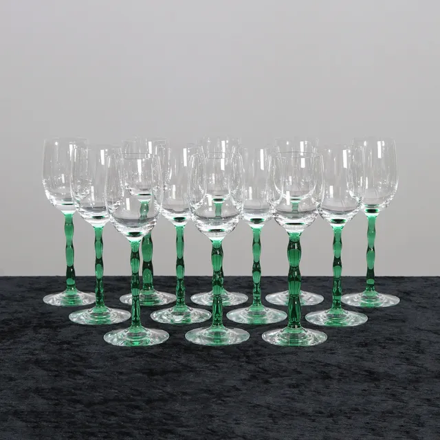 GUNNAR CYRÉN. VINGLAS, 12 ST. Glas med grön fot. "Nobel", Orrefors, märkta undertill.