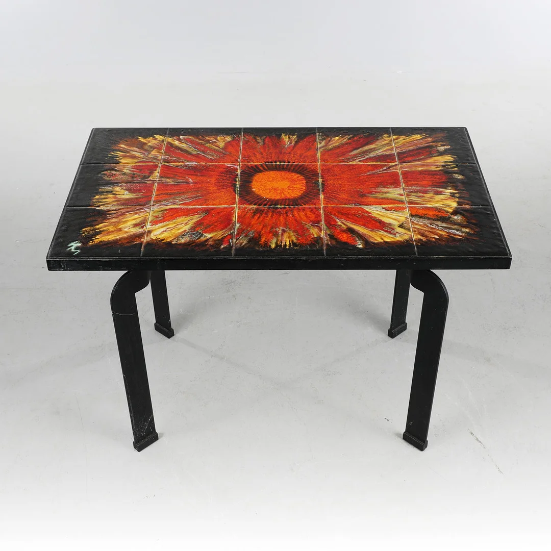 Sofabord af sortmalet stål med keramiske fliser, 1960'erne. — Coffee Tables — Bidstrup Auktioner