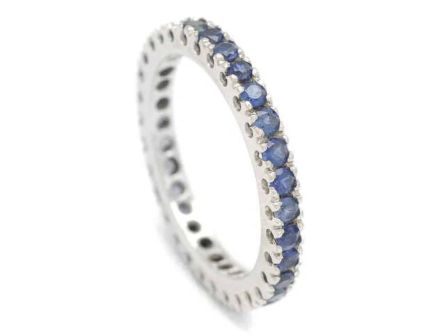 HELALLIANSRING, 18K vitguld, safirer ca 1,60 ctv, 2 safirer med mindre skador, stl 17,5 mm, vikt 3,0 g.