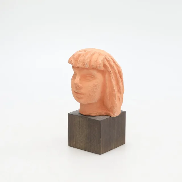 BROR HJORTH. EFTER. Kvinnohuvud, stämpelsignerad Bror Hjort, numrerad 825, terracotta, sockel av svärtat trä.