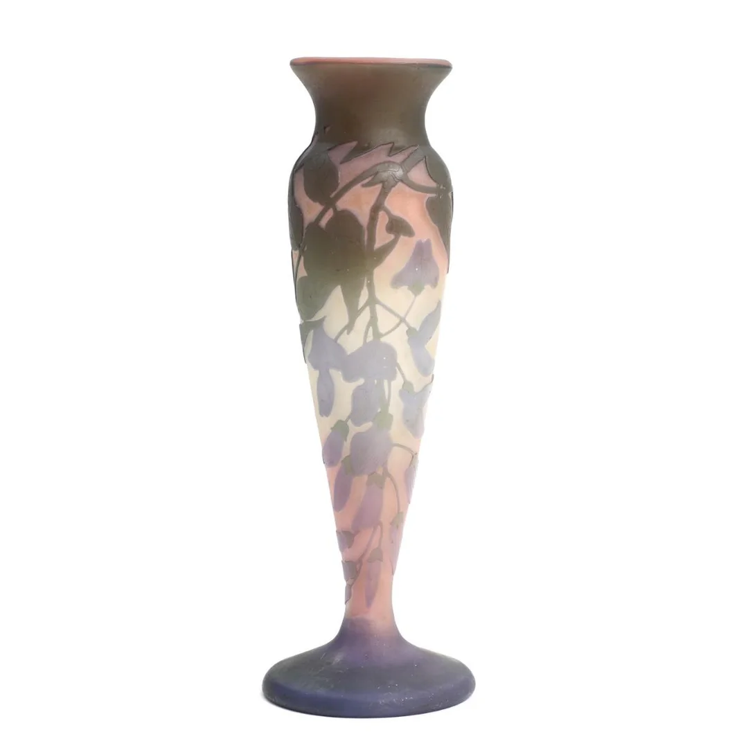 A cameo glass vase. Light frosted glass, overlaid with rose, purple and green glass. Carved motifs in the shape of wisteria. Signed Gallé. H. 23,5 cm. — Modern Decorative Art — Bruun Rasmussen