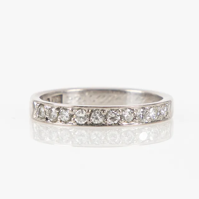 RING, 18K vitguld med briljantslipade diamanter, totalt ca 0.30 ct, AE Bohlins, Jönköping, 1965.
