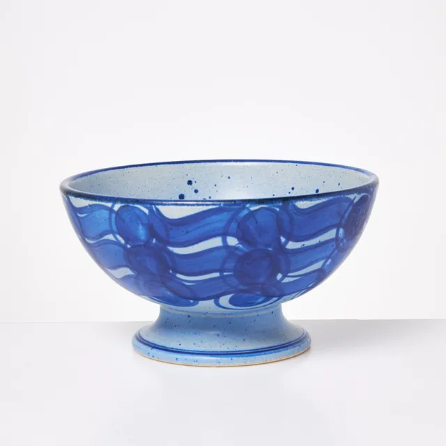 LISA LARSON. Skål på fot, blåvit dekor, signerad Lisa L., K-studio, Gustavsberg, Sweden.