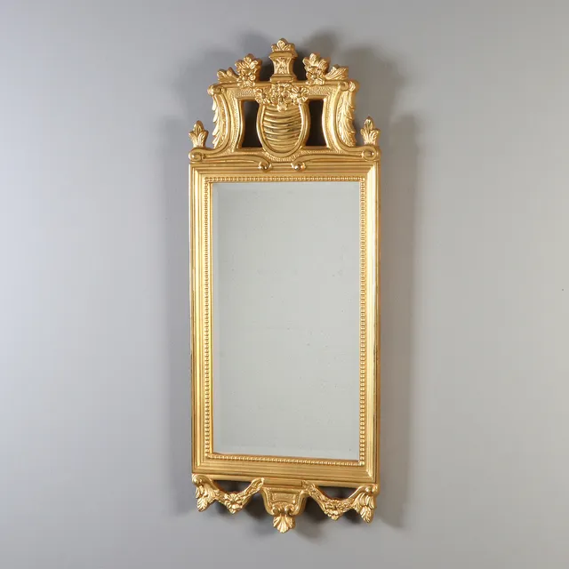 SPEGEL. Förgyllt trä med fasettslipat glas, gustaviansk stil, 1900-talets andra hälft.