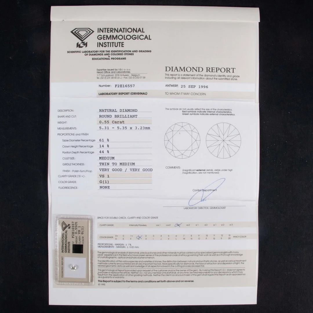 DIAMANT, 0,55 ct, rund briljantslipning, färg G (1), klarhet VS1 – Very Slightly Included, slipning Very Good / Very Good. Naturlig diamant med certifikat från International Gemmological Institute (IGI nr F2E16557). — Gemstones — Laholms Auktionskammare