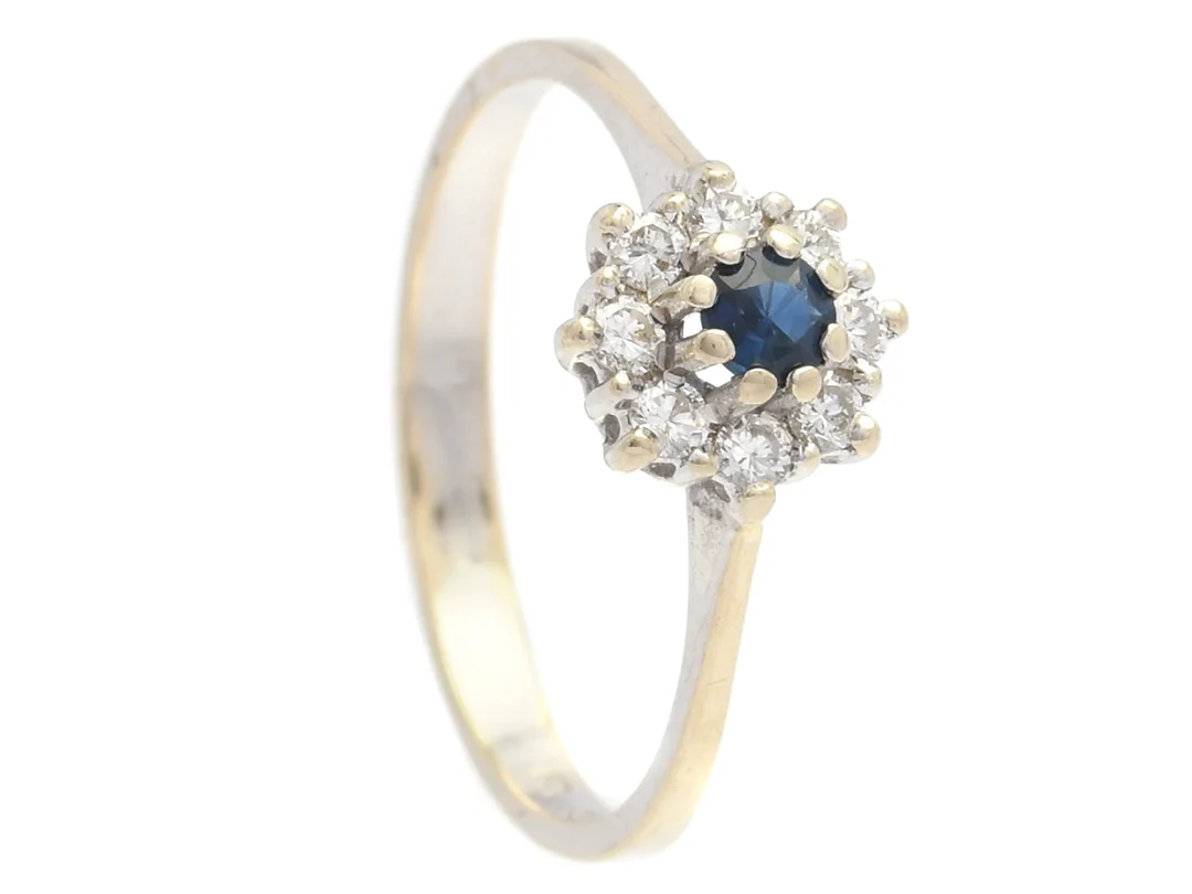 CARMOSÉRING, 18K vitguld, safir ca 0,10 ct, 8 briljantslipade diamanter ca 0,16 ctv, ca W/VS, stl 16 mm, vikt 1,5 g. — Smycken/Carmoséring — Kaplans