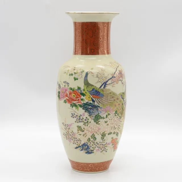 SATSUMA-VASE, PORZELLAN, FARBIG GEFASST, PFAUEN, PFINGSTROSEN UND CHRYSANTHEME, JAPAN, 1970ER JAHRE, BODENMARKE UND STUDIOETIKETT.