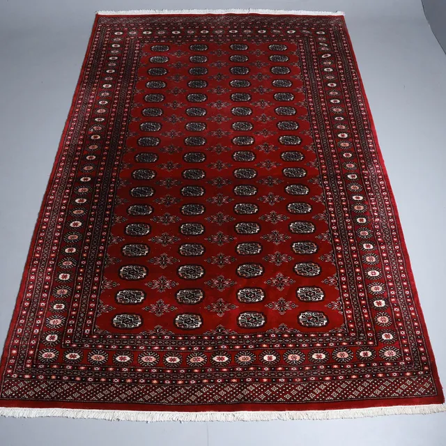 MATTA. Handknuten. Bokhara, Pakistan. 1900-tal. 301x202 cm.