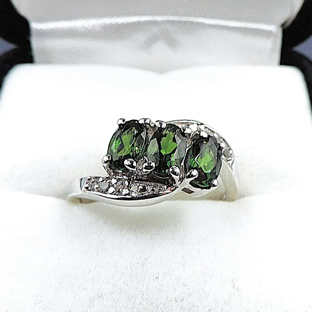 STERLING SILVER CHROME DIOPSIDE & WHITE TOPAZ RING.