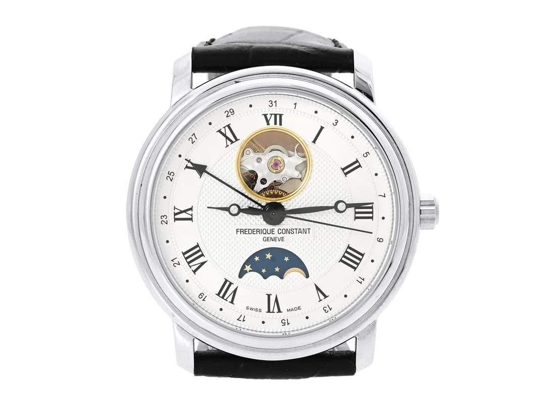 FREDERIQUE CONSTANT, Geneve, Classics Moonphase Date, Cal FC-335 (SW 200), Serie nr. 4001477, Ref nr. FC-335MC4P6, Boett nr. FC-330/335X4P4/5/6, herrur, 40 mm, stål, automatisk, safirglas, datum, månfas, glasbaksida, läderband, originalspänne, cert, maj 2024, box, ytterkartong. — Klockor/Frederique Constant — Kaplans