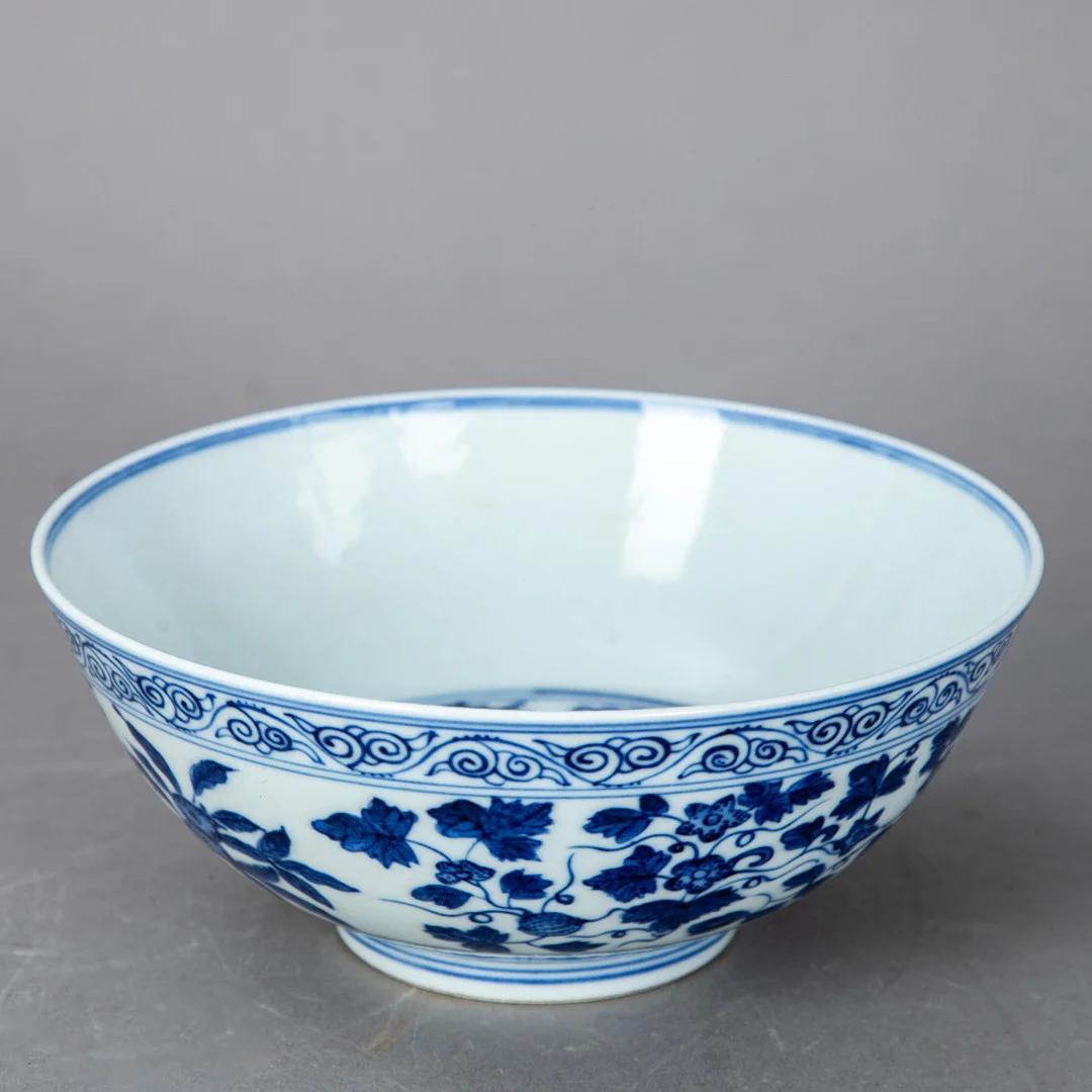 Blauweiße Kumme mit Drache-Dekor, Guangxu-Marke. — Asiatica — Stockholms Auktionsverk Hamburg