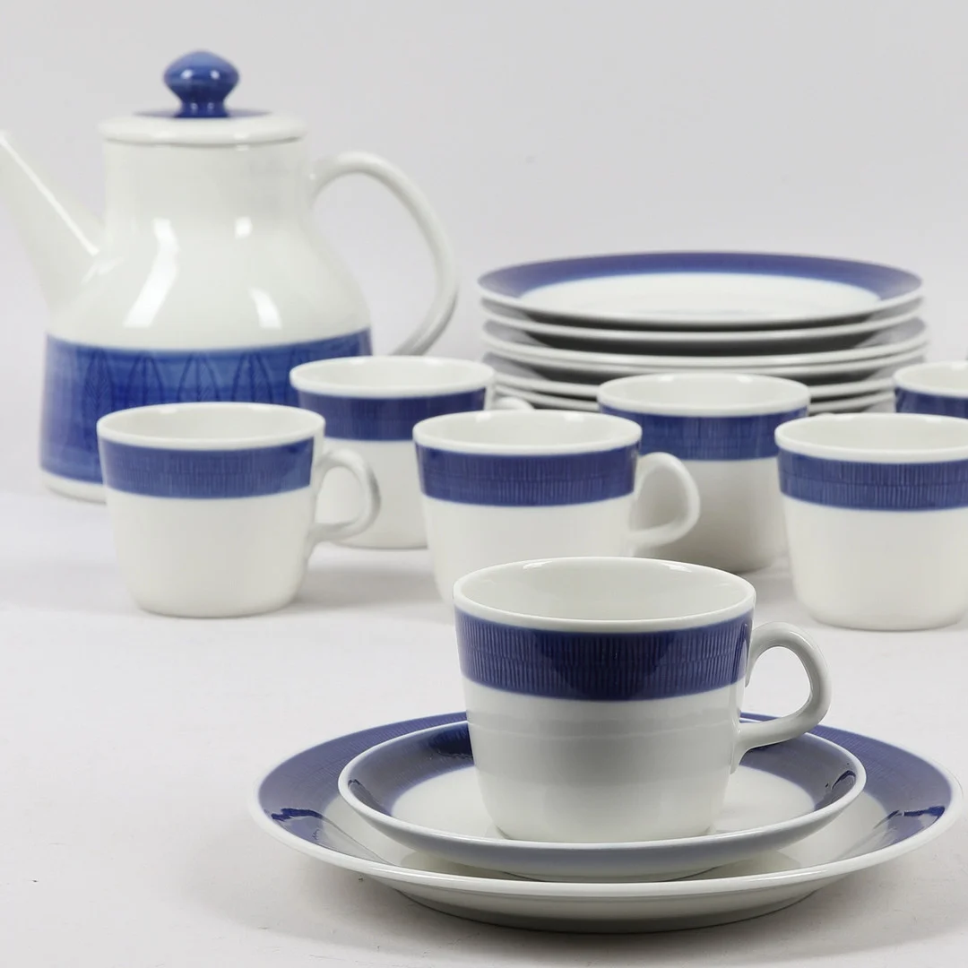 HERTHA BENGTSON. Kaffeservis, 27 delar, "Koka blå", Rörstrand. — Tableware — Ekenbergs Auktioner