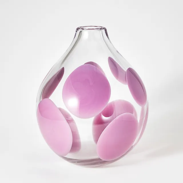 ANN WÅHLSTRÖM. Vas, signerad Kosta Boda Ann Wåhström lim.ed. 1/30, klarglas med innesluten violett dekor.
