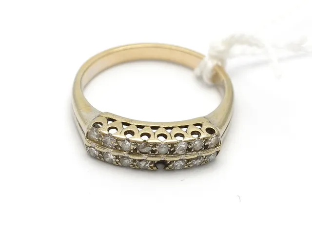 Ring 14K 3,2g Ø16½ med små diamanter äldre slipning, defekt