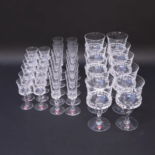 INGEBORG LUNDIN. ORREFORS GLASSERVIS. "SILVIA". 34 DELAR.