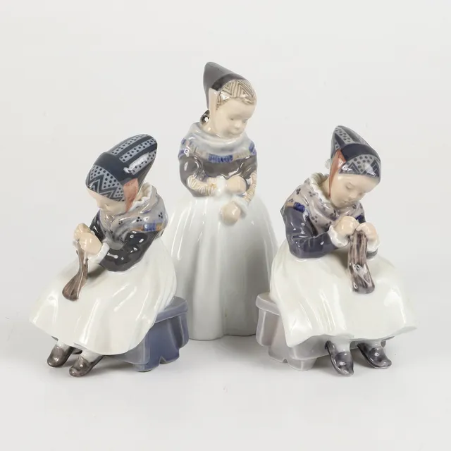 LOTTE BENTER. Figurier, 3 stycken, Amagerflickor, porslin, Royal Copenhagen, Danmark.