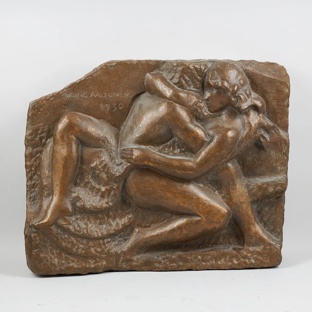 WÄINÖ AALTONEN (1894-1966). "Lyckliga (pojke och flicka), signerad samt daterad 1930, bronsrelief. — Sculptures & Bronzes — Stockholms Auktionsverk Helsinki