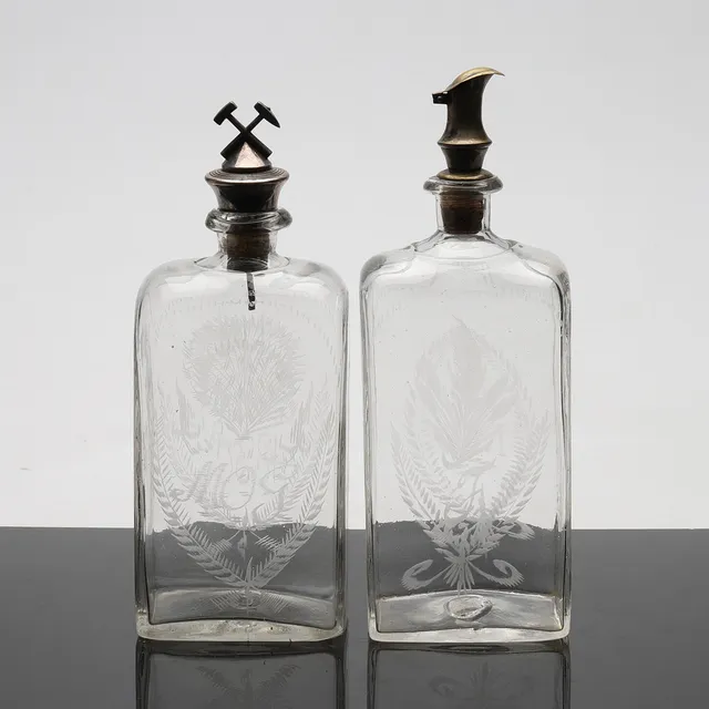 BRÄNNVINSFLASKOR, 2 st, glas, 1800-tal.