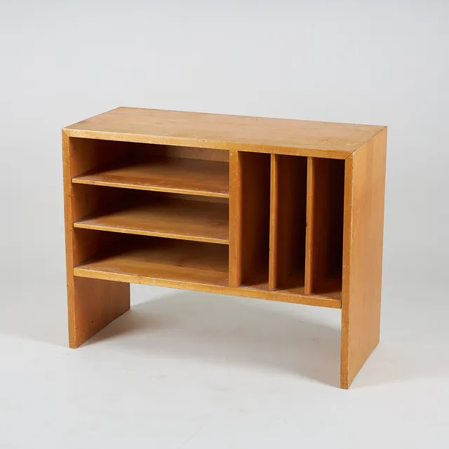 AINO AALTO. TIDNINGSHYLLA, modell 110. O.Y. Huonekalu- ja Rakenustyötehdas A.B. 1930/40-tal.