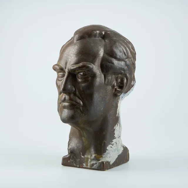ALPO SAILO (1877-1955). Poträtt av man, signerad samt daterad 1939, glaserad terracotta.