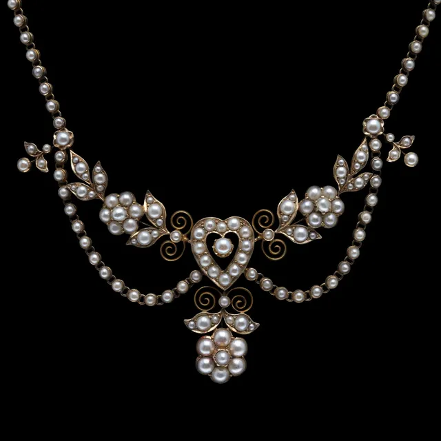 A LATE VICTORIAN/EDWARDIAN PEARL NECKLACE.