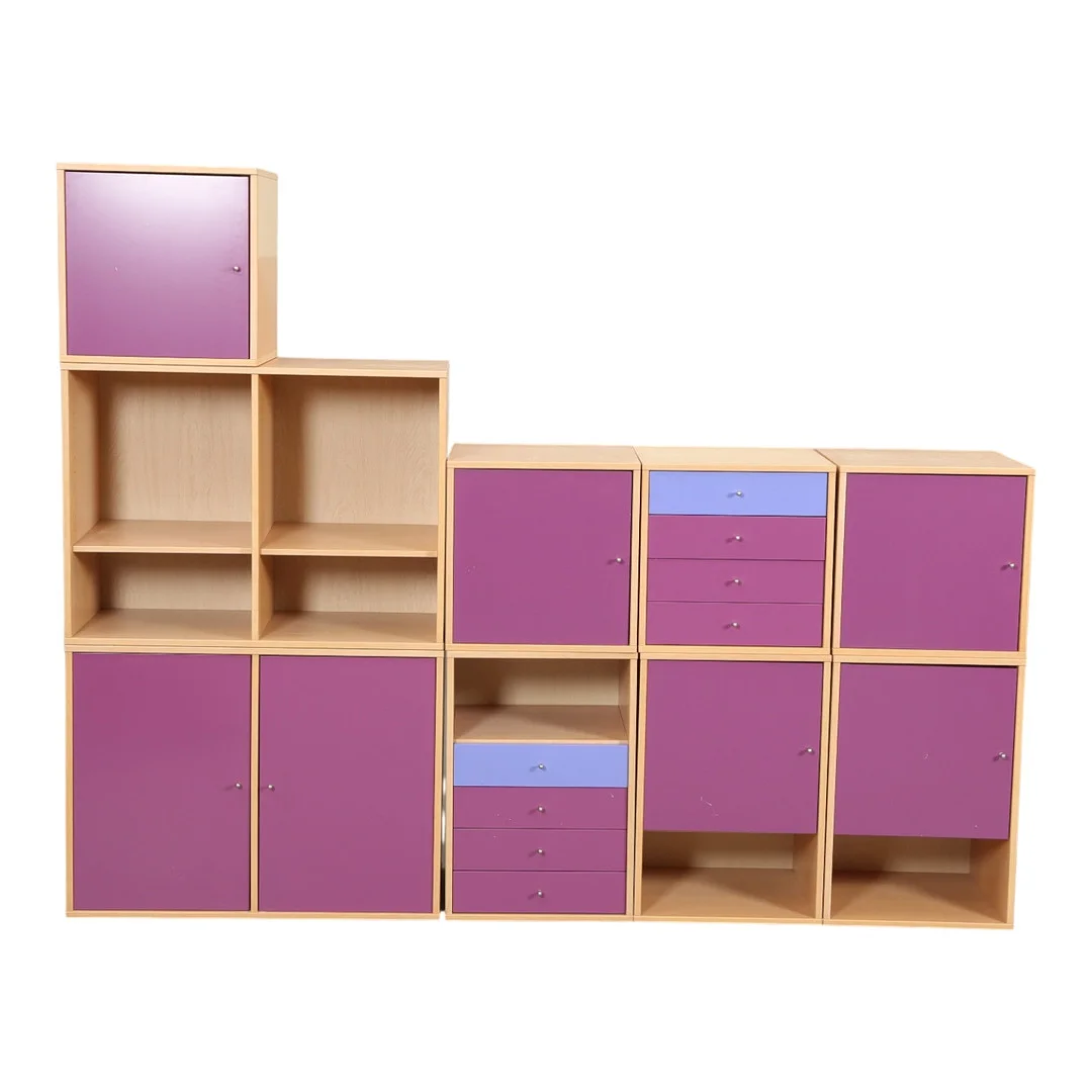 DENKA. Reolsystem af bøgetræ (9). — Cupboards, Cabinets & Shelves — Bidstrup Auktioner
