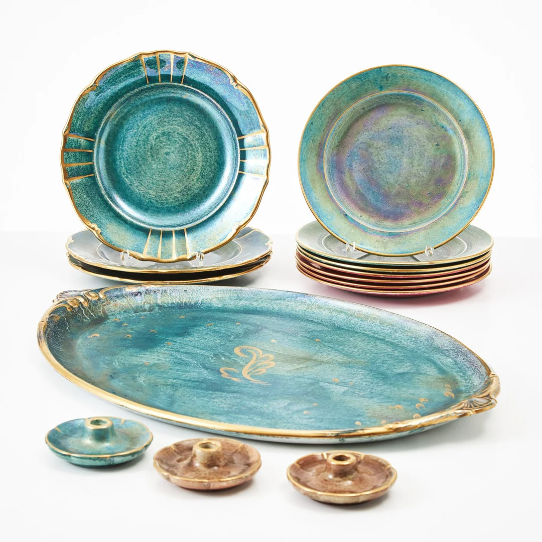 JOSEF EKBERG. Fat, ljusstakar och assietter, flintgods, signerade, Gustavsberg. — European — Stockholms Auktionsverk Magasin 5