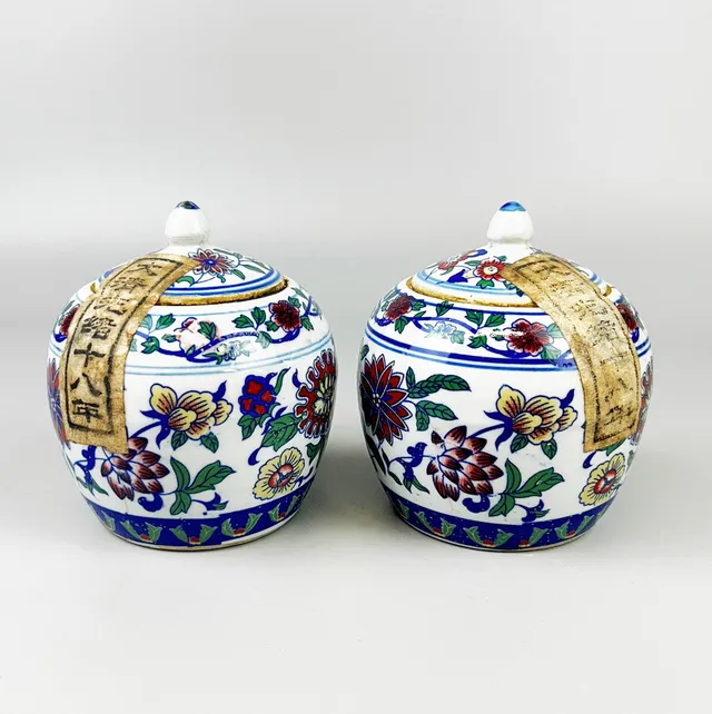 PAIR OF CHINESE GINGER JARS.