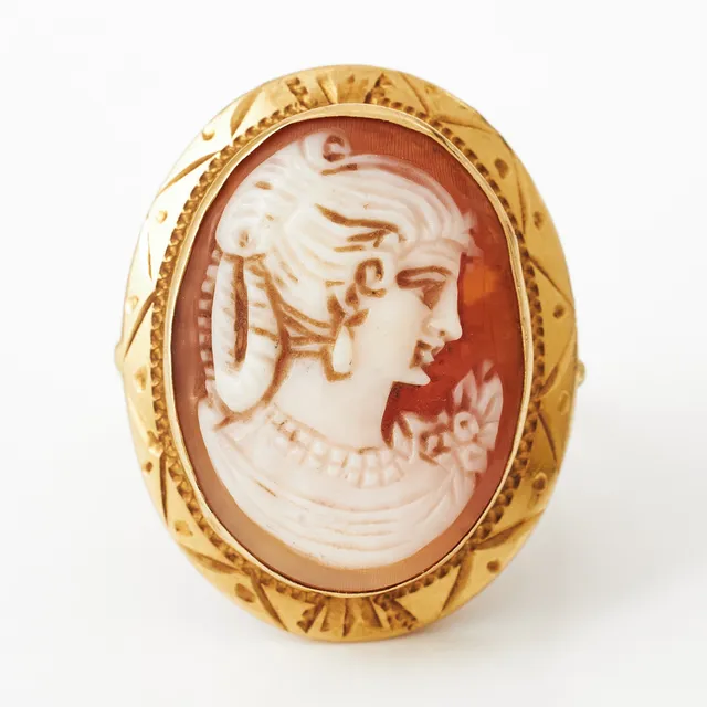 RING, 18 k guld, kamé, skuret snäckskal, föreställande klassisk kvinnoprofil, Napoli/Italien, (1968-).