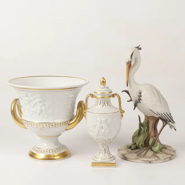 URNOR SAMT FIGURIN, 3 delar, porslin, Vier Tasca, Capodimonte.